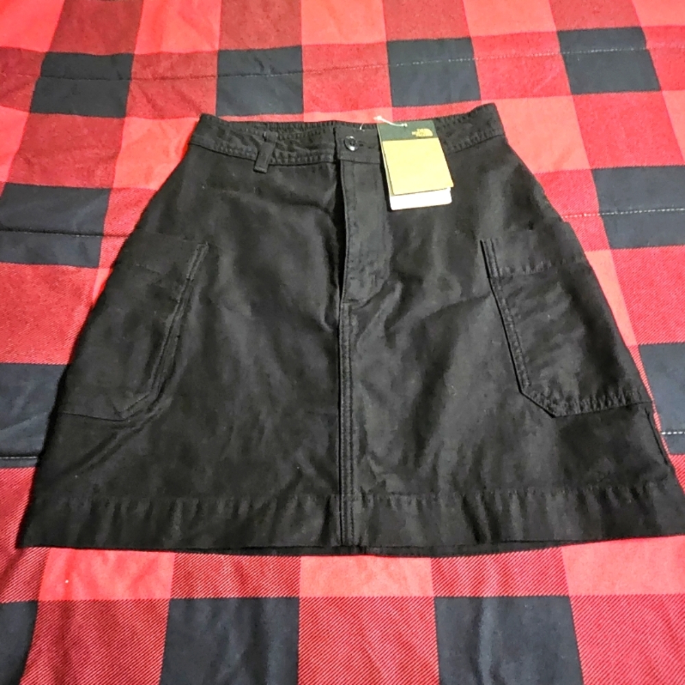 Women’s The North Face Valley skirt. Black. Size S